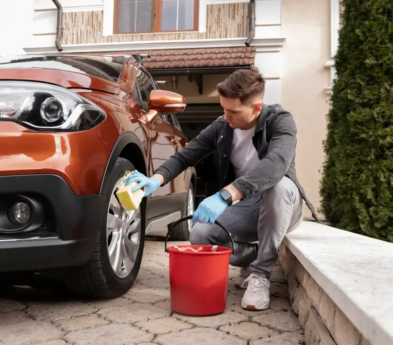 Lavage auto à domicile Plouézec : professionnel intervenant sur un véhicule